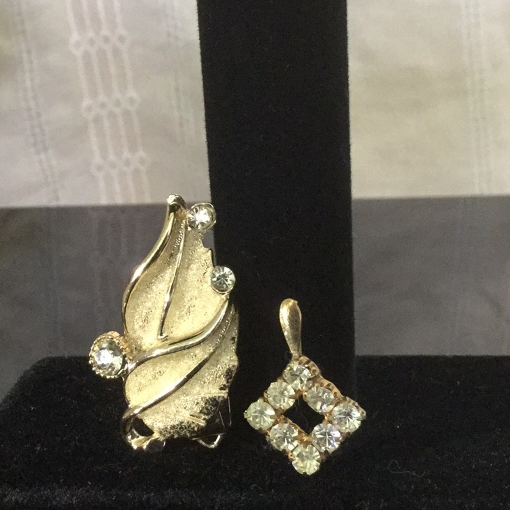 Vtg,Gold Diamond Shape Pendent(1”Lox 3/4”W)